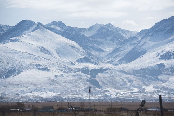 Область расположена на высоте 1500 метров над уровнем моря, и более 70 процентов территории занимают горные хребты. Село Ак-Муз - Sputnik Кыргызстан