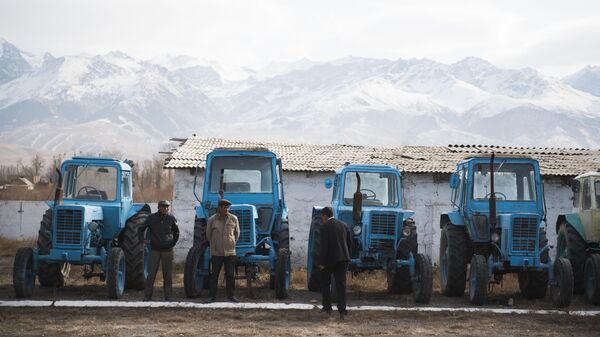 Водители тракторов у техники. Архивное фото - Sputnik Кыргызстан