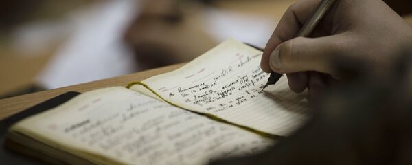 Запись в блокноте. Архивное фото - Sputnik Кыргызстан