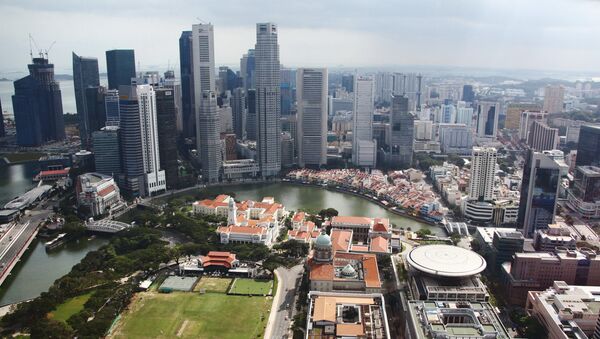 Вид на башни Сити за рекой (Singapore river) и здания старого и нового парламента (на первом плане) в Сингапуре. - Sputnik Кыргызстан
