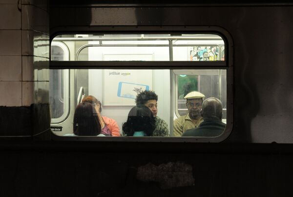 Пассажиры в поезде Нью-йоркского метрополитена. Архивное фото - Sputnik Кыргызстан