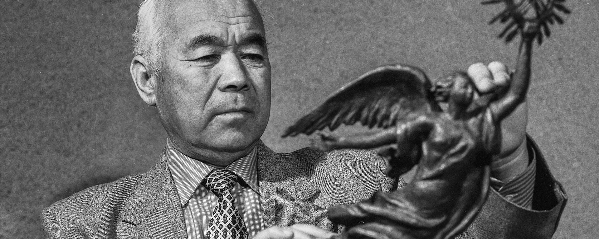 Скульптор-монументалист, педагог-профессор Тургунбай Садыков. Архив - Sputnik Кыргызстан, 1920, 15.11.2025