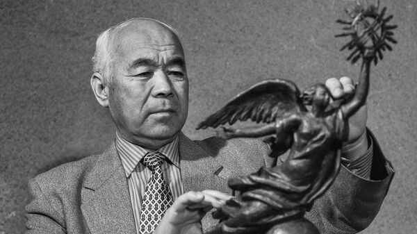 Кыргыз Эл баатыры, скульптор, сүрөтчү Тургунбай Садыков. Архив - Sputnik Кыргызстан