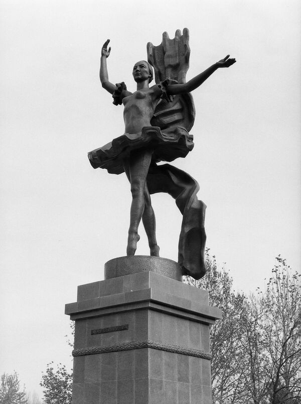 Скульптура Бубусары Бейшеналиевой в Бишкеке. Архивное фото - Sputnik Кыргызстан