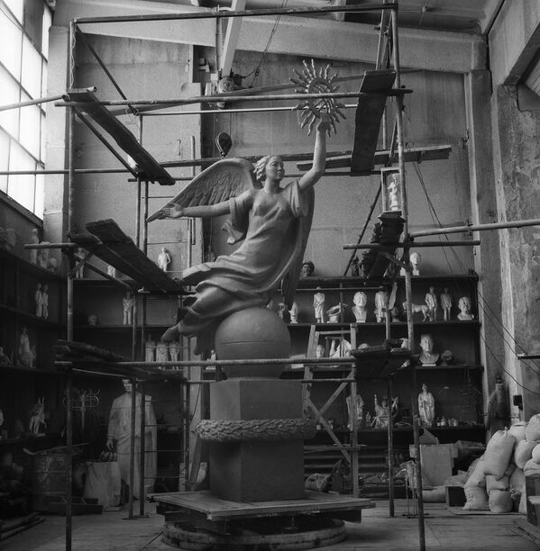 Работа над статуей Эркиндик. Скульптура  была установлена в 2003 году на площади Ала-Тоо в честь 2200-летия кыргызской государственности. Через восемь лет ее заменили на статую Манаса - Sputnik Кыргызстан