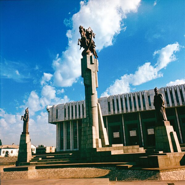 Скульптурный ансамбль Манас перед зданием Национальной филармонии имени Токтогула Сатылганова - Sputnik Кыргызстан