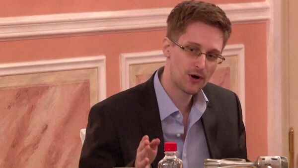 Бывший сотрудник Агентства национальной безопасности (АНБ) США Эдвард Сноуден. Архивное фото - Sputnik Кыргызстан