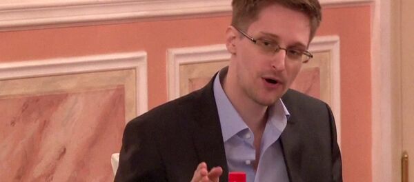 АКШнын Улуттук коопсуздук боюнча агенттигинин мурдагы кызматкери Эдвард Сноуден. Архив АКШнын Улуттук коопсуздук боюнча агенттигинин мурдагы кызматкери Эдвард Сноуден. Архив - Sputnik Кыргызстан