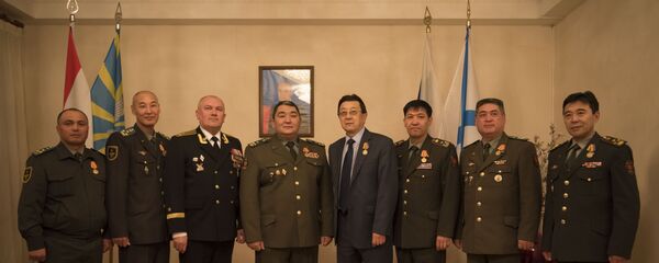 Семь офицеров Кыргызстана награждены медалями Минобороны РФ Семь офицеров Кыргызстана награждены медалями Минобороны РФ - Sputnik Кыргызстан