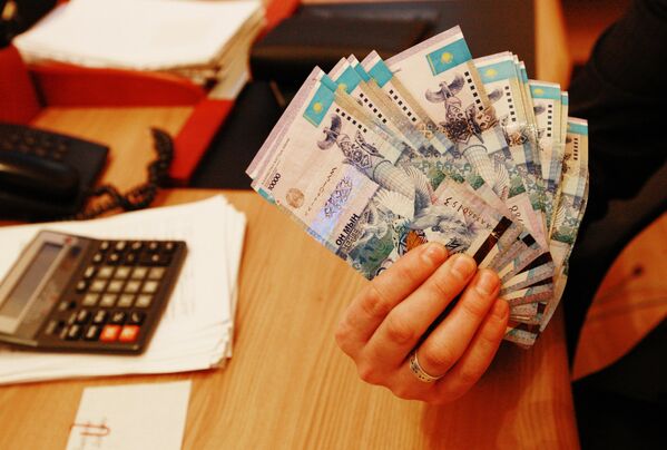 Казахстан ввел плавающий курс национальной валюты - Sputnik Кыргызстан