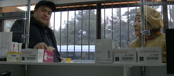 Бабушке не хватает на лекарство в аптеке — соцэксперимент в Бишкеке - Sputnik Кыргызстан