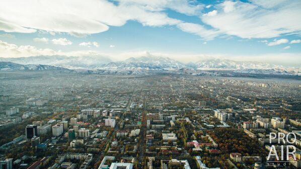 Ала-Тоонун этегинде орун алган, түрдүү түскө боёлгон Бишкек шаары - Sputnik Кыргызстан