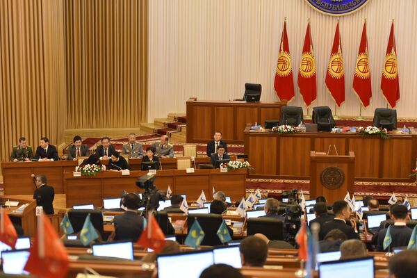 Заседание депутатов в Жогорку кенеше. Архивное фото - Sputnik Кыргызстан