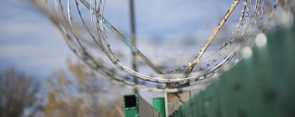 Колючая проволока у забора. Архивное фото - Sputnik Кыргызстан