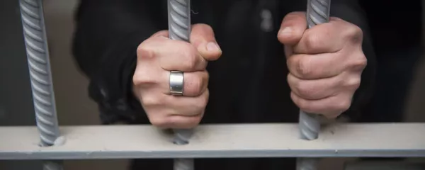 Мужчина в тюремной камере. Архивное фото Мужчина в тюремной камере. Архивное фото - Sputnik Кыргызстан