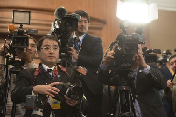 Япония жана КРдин журналисттери президент Атамбаев менен япон премьер-министри Синдзо Абэнин жолугушуусунда - Sputnik Кыргызстан