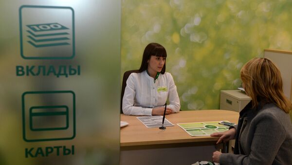 Сотрудник банка с клиентом. Архивное фото - Sputnik Кыргызстан