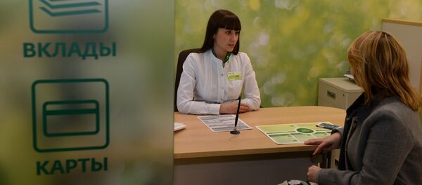 Сотрудник банка с клиентом. Архивное фото - Sputnik Кыргызстан