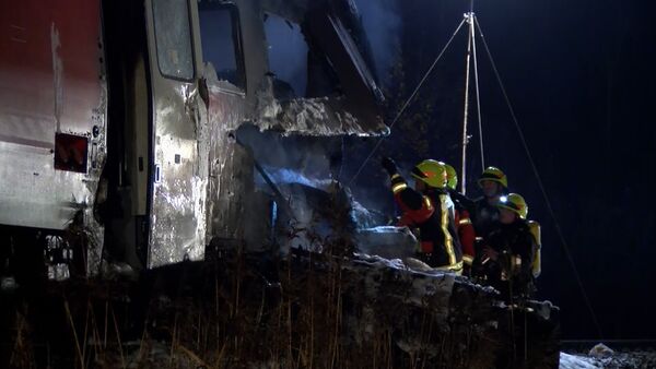 Спасатели с фонарями осматривали столкнувшийся с поездом тягач в Германии - Sputnik Кыргызстан