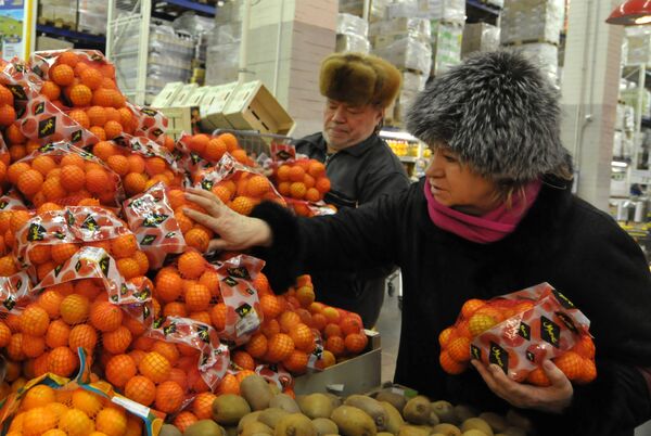 Покупатели выбирают мандарины в гипермаркете. Архивное фото - Sputnik Кыргызстан