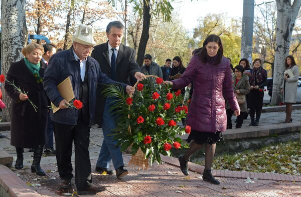 Руководитель аппарата главы государства Фарид Ниязов с представителями СМИ во время возложения цветов. - Sputnik Кыргызстан