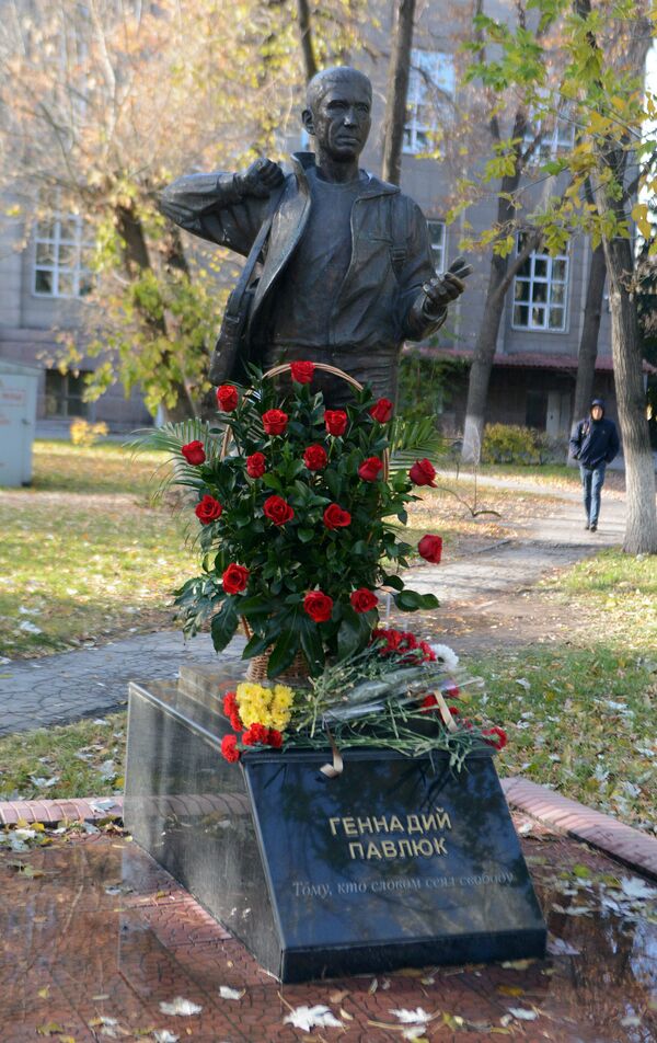 Памятник убитому журналисту Геннадию Павлюку в Бишкеке. Архивное фото - Sputnik Кыргызстан