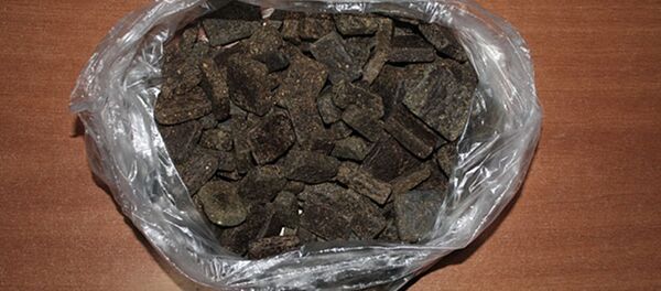 Изъятый гашиш в пакете. Архивное фото - Sputnik Кыргызстан