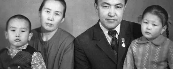 Насирдин Исанов үй-бүлөөсү менен. Архив - Sputnik Кыргызстан