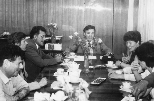Заместитель председателя Госстроя КР Насирдин Исанов с коллегами. 1986 - Sputnik Кыргызстан