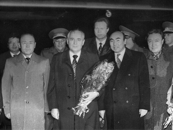 Встреча президента СССР Михаила Горбачева с руководителями Киргизской ССР - Sputnik Кыргызстан