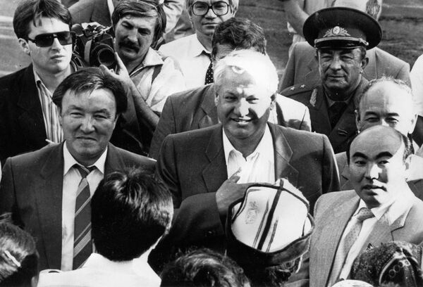 Во время визита президента России Бориса Ельцина в Кыргызстан - Sputnik Кыргызстан