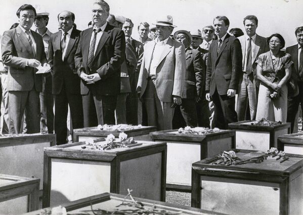 На церемонии перезахоронения останков жертв репрессий 1937 года. Мемориальный комплекс Ата-Бейит. 1991 - Sputnik Кыргызстан