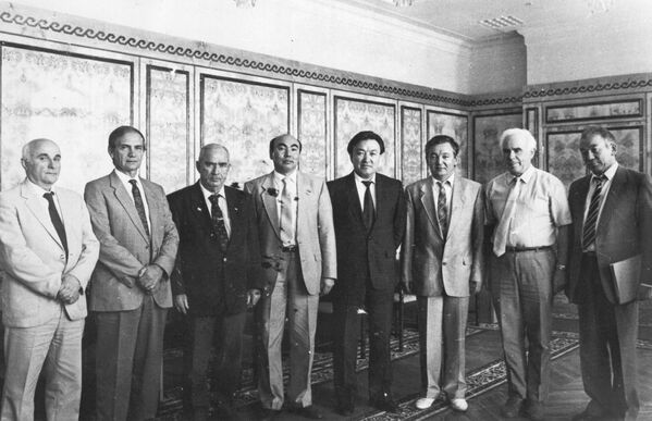 Руководство независимого Кыргызстана. Президент Аскар Акаев, премьер-министр Насирдин Исанов и члены правительства - Sputnik Кыргызстан