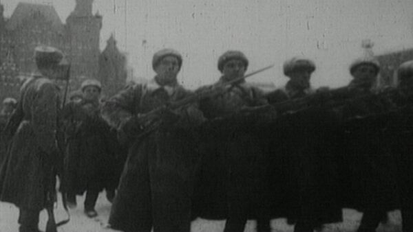 С парада на Красной площади – на передовую. Съемки 7 ноября 1941 года - Sputnik Кыргызстан