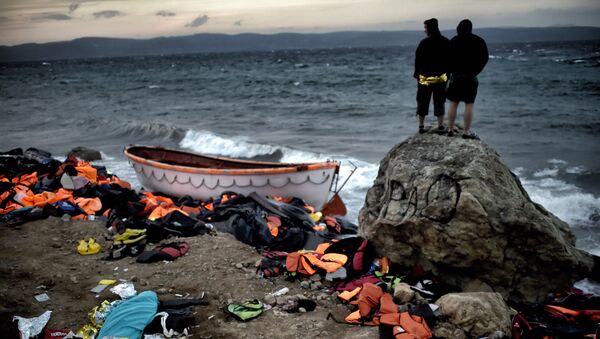 Беженцы на берегу моря. Архивное фото - Sputnik Кыргызстан