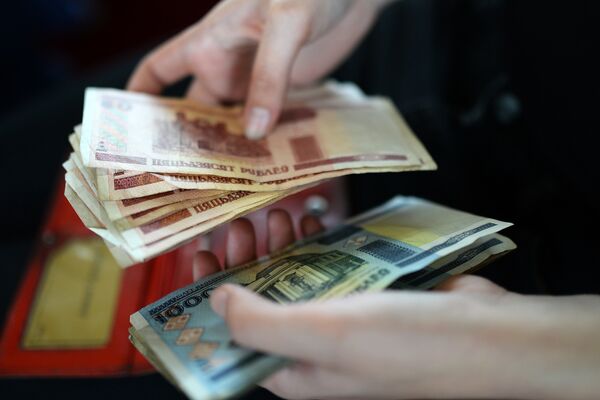 Женщина пересчитывает белорусские деньги. Архивное фото - Sputnik Кыргызстан