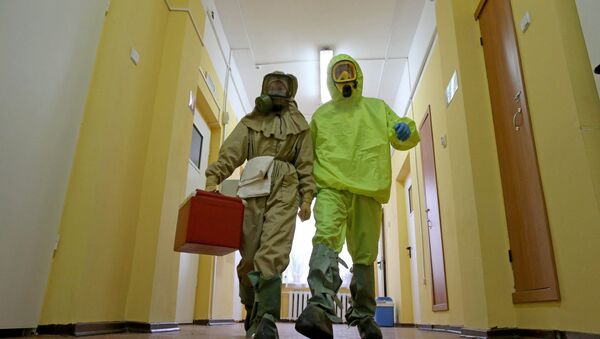 Медицинский персонал отрабатывает действия на случай поступления больных с подозрением на вирус Эбола. Архивное фото - Sputnik Кыргызстан