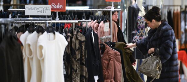 Женщина выбирает одежду в магазине. Архивное фото Женщина выбирает одежду в магазине. Архивное фото - Sputnik Кыргызстан