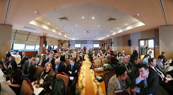 Участники Форума европейских и азиатских средств массовой информациив зале пленарного заседания. Архивное фото - Sputnik Кыргызстан