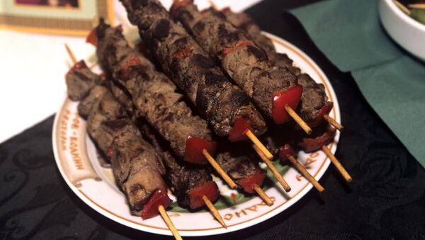 Шашлык из разных сортов мяса, приготовленный на кулинарном фестивале - Sputnik Кыргызстан