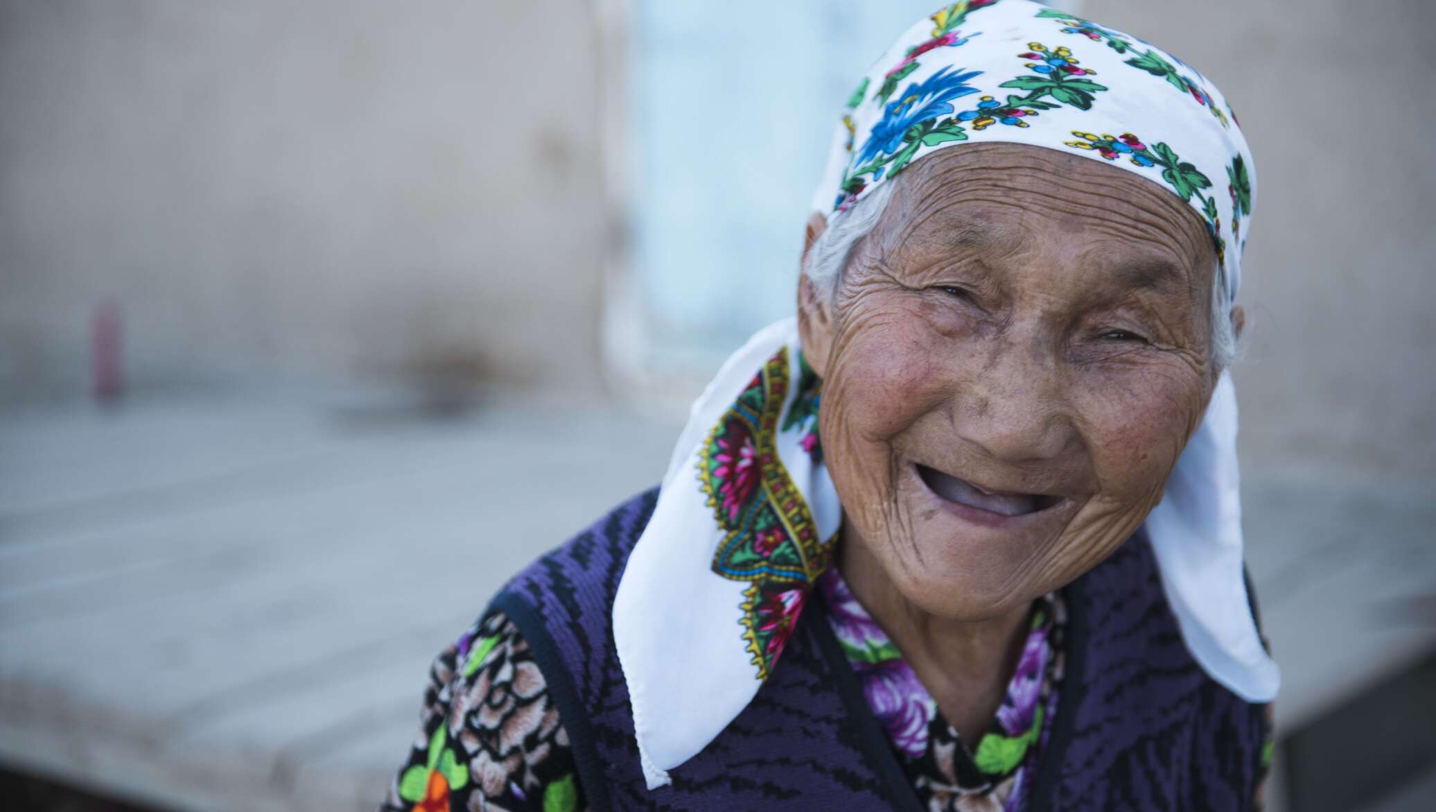 Бабушка азиат. Узбекские женщины. Пенсионерка казашка. Узбекские женщины в старости. Казахская бабушка.