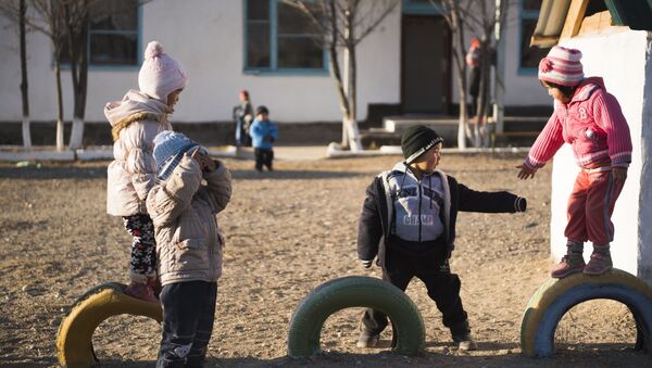 Дети играют на дворе. Архивное фото - Sputnik Кыргызстан