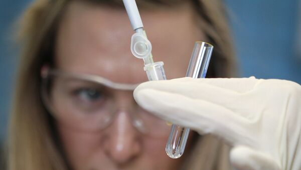 Сотрудница проводит процедуру определения гормона роста в сыворотке крови в лаборатории анализа пептидного допинга. Архивное фото - Sputnik Кыргызстан