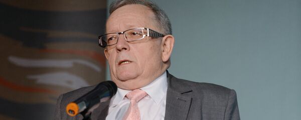 Поэт и переводчик тюркоязычных писателей Вячеслав Шаповалов. Архивное фото - Sputnik Кыргызстан