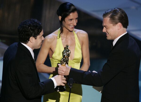 Леонардо на 77-й церемонии Оскар вручает награду за лучший документальный фильм - Sputnik Кыргызстан
