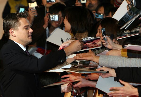 Звезда Голливуда раздает автографы в Японии - Sputnik Кыргызстан
