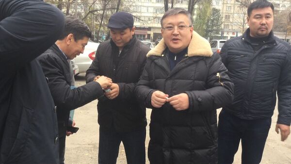 Ахматбек Келдибеков в первые минуты после объявления приговора - Sputnik Кыргызстан