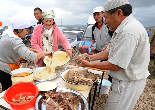 Участники фестиваля готовят бешбармак. Архивное фото - Sputnik Кыргызстан