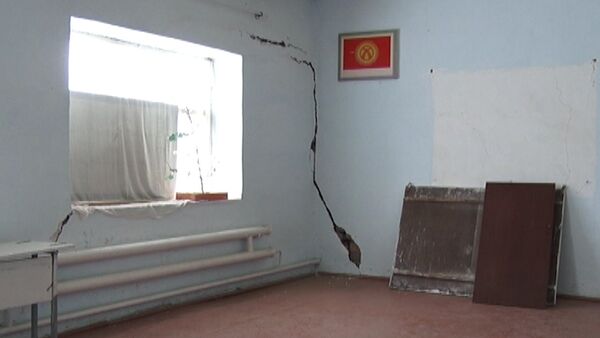 В трех классах разрушающейся школы в Сузаке учатся 157 детей посменно - Sputnik Кыргызстан
