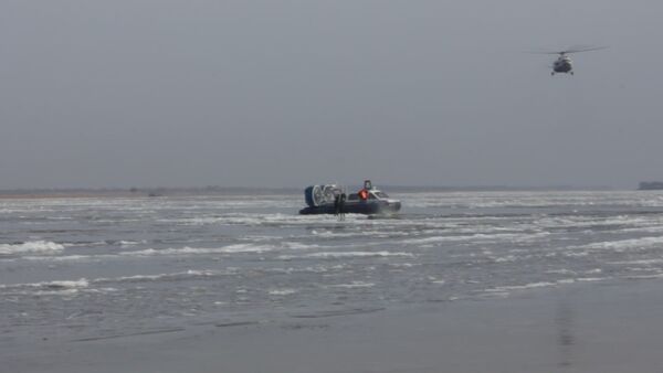 Спасатели на катере сняли двух детей с оторвавшейся льдины под Хабаровском - Sputnik Кыргызстан